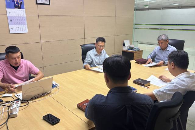 어 선교사가 레곡 지역에 있는 신성델타그룹 인도네시아법인 공장에서 한국인 직원 등을 대상으로 성경공부 모임을 인도하는 장면.