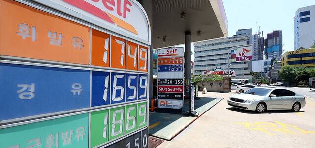 미국의 이란 핵시설 공습으로 중동 리스크가 확대되면서 중동발 석유 공급 차질로 유가와 운임 상승이 우려되는 22일 서울 시내의 한 주유소 앞 유가정보판에 가격이 표시돼 있다. 이번 주 국내 주유소 휘발유ㆍ경유의 주간 평균 가격은 6주 만에 상승 전환됐으며, 국제 유가 또한 이란·이스라엘 무력 충돌에 따른 중동 지정학 리스크 상승 등이 반영돼 올랐다. 연합뉴스