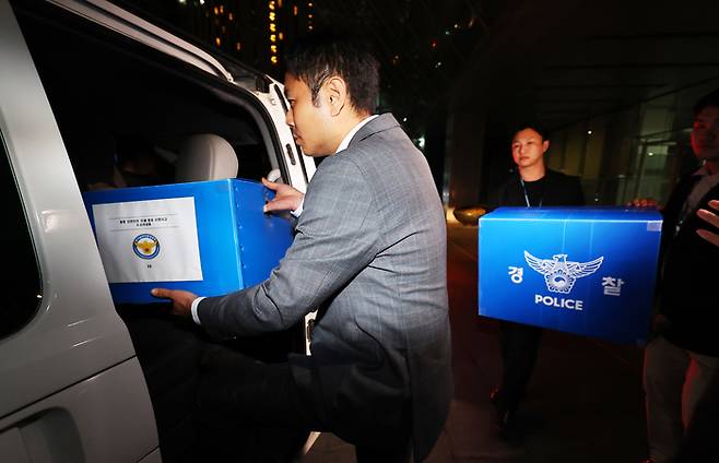 경기남부경찰청 신안산선 공사장 붕괴 사고 수사전담팀 수사관들과 고용노동부 근로감독관들이 25일 경기도 광명시 신안산선 지하터널 공사장 붕괴 사고와 관련 시공사인 포스코이앤씨 인천 본사(인천 연수구)에서 압수수색을 마친 뒤 압수품을 옮기고 있다. 2025.4.25 <연합뉴스>