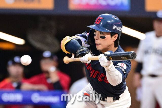 15일 오후 인천SSG랜더스필드에서 진행된 '2025 프로야구 KBO리그' 롯데-SSG의 경기. 롯데 김동혁이 8회초 무사 1루에서 번트를 시도하고 있다./마이데일리