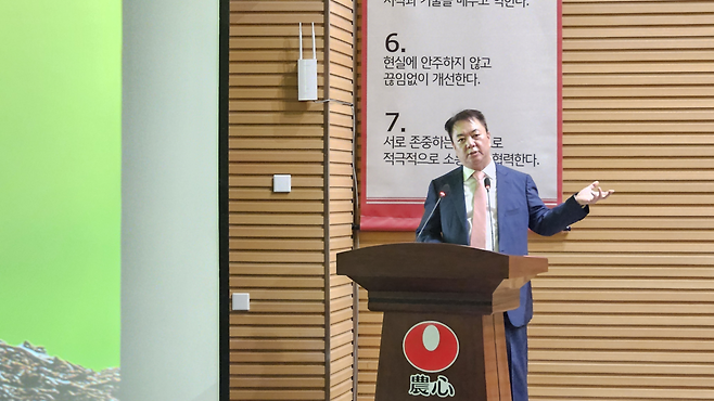 16일 농심 백산수 신공장에서 안명식 연변농심법인장이 발표하고 있다. 전새날 기자