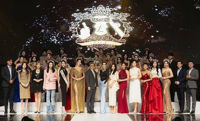 6개 글로벌 미인대회 한국 대표 선발전을 마치고 포즈를 취한 수상자를 비롯한 참가자들과 대회 관계자들. 맨 앞줄 왼쪽에서 8번째가 추미정 KBO 위원장 (사진=KBO) *재판매 및 DB 금지