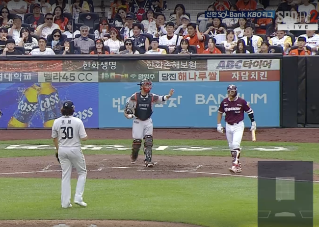 4회 2사 1루에서 키움 임지열이 한화 코디 폰세를 향해 소리를 치고 있다. /TVING 중계화면 캡처