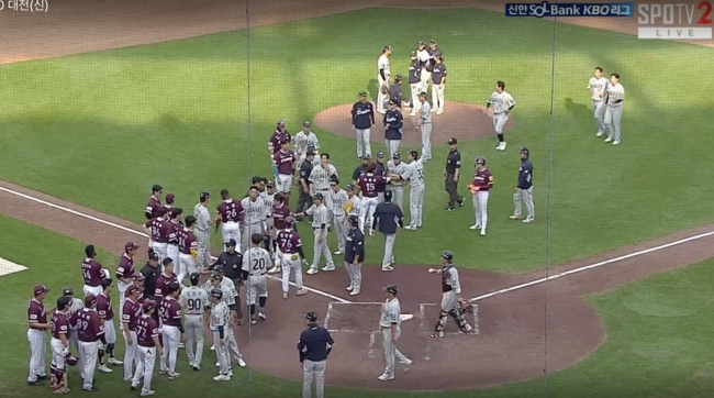 22일 대전 키움-한화전에서 4회초 양 팀 선수들이 벤치 클리어링을 벌였다. /TVING 중계화면 캡처