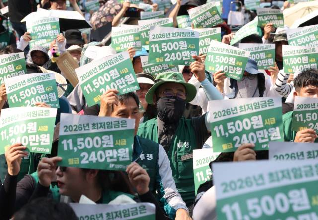 ▲ 6월 18일 서울 중구 서울지방노동청 앞에서 민주노총이 연 최저임금노동자 민주노총 공동파업대회에서 참가자들이 최저임금 대폭 인상 촉구 등의 구호를 외치고 있다. ⓒ연합뉴스