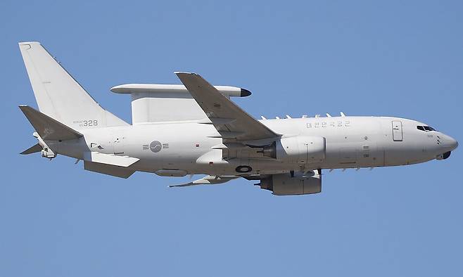 한국 공군 E-737 공중조기경보통제기가 비행을 하고 있다. 세계일보 자료사진