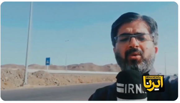 이란 국영통신사(IRNA) 기자가 포르도 지하 핵 시설 근처에서 공습이 없었던 것 같다는 보도를 하고 있다. 엑스 캡처