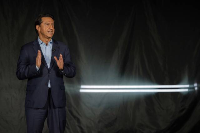 호세 무뇨스 현대자동차 최고경영자(CEO) 사장이 지난 4월 15일(현지시간) 미국 뉴욕 맨해튼에 위치한 브랜드 복합문화공간 ‘제네시스 하우스 뉴욕’에서 세계 최초로 공개한 전동화 오프로더 스포츠유틸리티차량(SUV) '엑스 그란 이퀘이터 콘셉트(X Gran Equator Concept)'를 설명하고 있다. 사진제공=제네시스