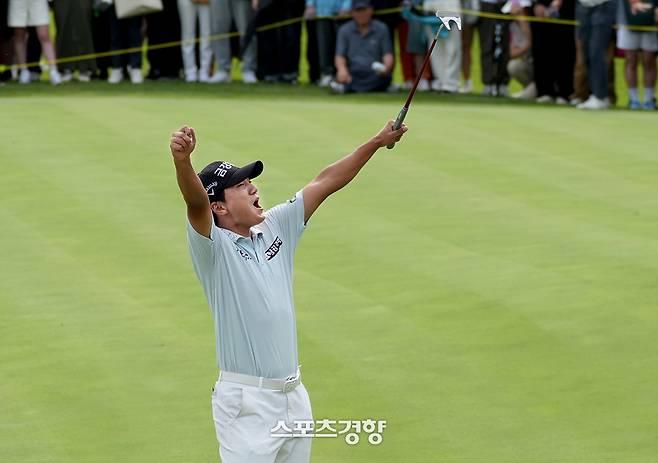 옥태훈이 22일 경남 양산시 에이원CC에서 열린 제68회 KPGA 선수권대회 최종라운드에서 2타차 역전승으로 KPGA투어 첫우승을 거둔 두 팔을 번쩍 치켜들며 환호하고 있다.|KPGA 제공