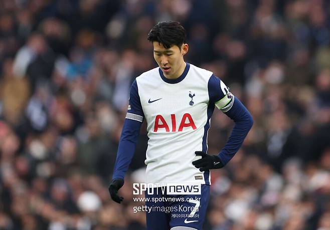 ▲ 영국 ‘BBC’는 최근 축구 소식을 전하는 가십 코너를 통해 “토트넘은 손흥민에 대한 상당한 제안만 받을 경우 이적을 허용할 것”이라며 구단이 실리적인 접근을 하고 있다고 보도했다. 이어 “손흥민은 사우디 프로리그의 재관심 대상이 되고 있으며, 그의 이적 가능성이 다시 수면 위로 떠오르고 있다”고 전했다.