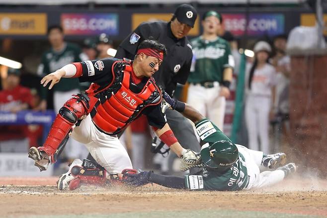 ▲ 21일 인천 SSG전 9회 5-5 상황에서 위기의 팀을 패배 직전에서 건진 최원준의 홈 송구 ⓒKIA타이거즈