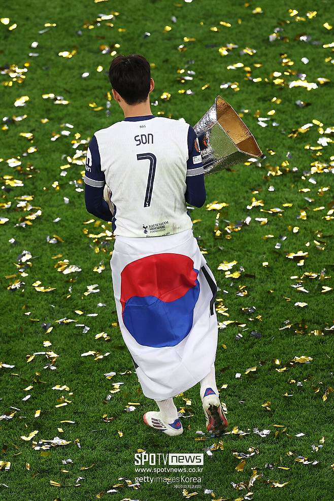 ▲ 무엇보다 숙원을 말끔하게 풀어냈다. 손흥민 역시 유럽축구연맹(UEFA) 유로파리그를 우승한 직후 "17년간 아무도 해내지 못한 일을 해냈다"며 "오늘만큼은 나를 토트넘의 전설이라 불러도 좋다"라고 감격했다. 그의 발언에서 보듯이 손흥민은 토트넘에서 커리어의 정점을 썼다.