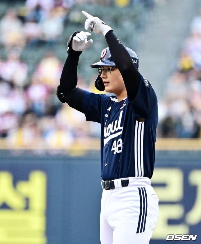 두산 김동준이 21일 잠실 LG전 1회초 무사 2루에서 선제 1타점 적시타를 날리고 세리머니를 하고 있다.