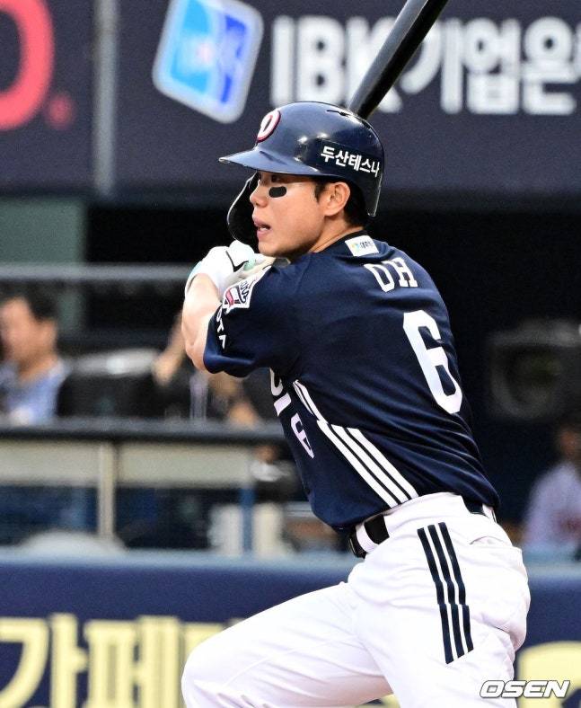 두산 오명진이 21일 잠실 LG전 6회초 1사 1, 3루에서 1타점 적시타를 날리고 있다.