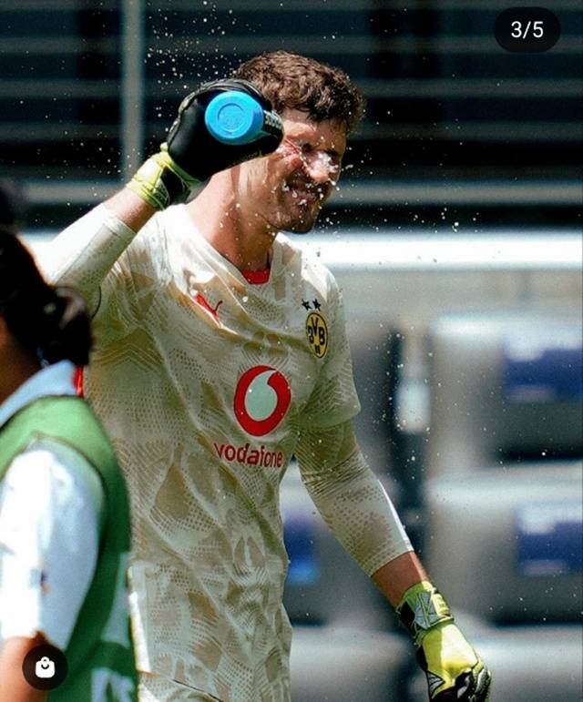 도르트문트 골키퍼 그레고르 코벨이 얼굴에 물을 부으며 더위를 식히고 있다. /사진=도르트문트 SNS