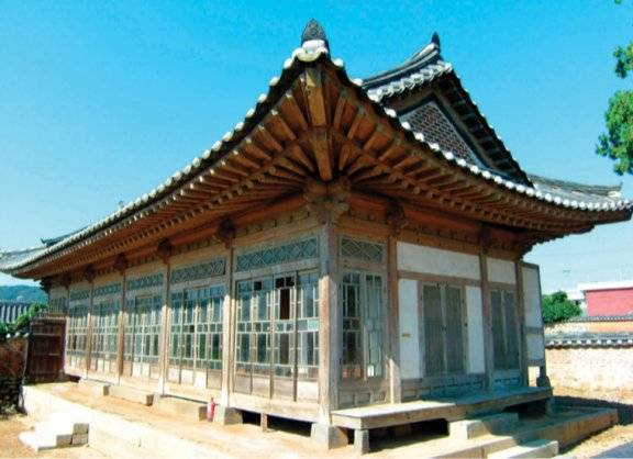 충남 아산에 있는 윤보선 전 대통령 생가 사랑채. 산 능선이 끝나는 지점에 자리 잡고 있다. 아산시 제공