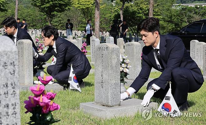 6·25 참전용사 묘역정화 봉사활동하는 김용태 비상대책위원장 (서울=연합뉴스) 박동주 기자 = 국민의힘 김용태 비상대책위원장이 22일 국립서울현충원을 찾아 6·25 참전용사 묘역정화 봉사활동을 하고 있다. 2025.6.22 pdj6635@yna.co.kr