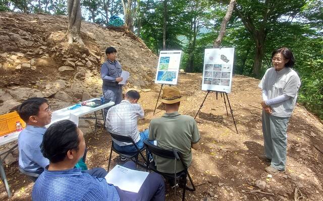 임실 강진면에 후백제 견훤의 발자취인 '견훤대'와 관련해 진행된 고고문화유산연구원의 발굴 학술 보고회에서 관계자가 설명하고 있다. 임실군 제공