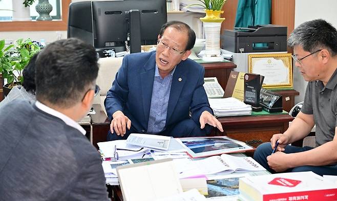 강대길 시의원은 23일 시의회 2층 의원연구실에서 주전해안길 파제벽 설치와 관련한 간담회를 가졌다. 울산시의회 제공