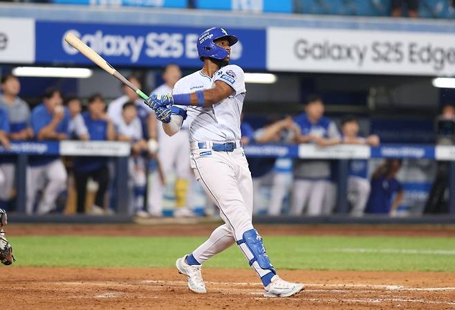 지난 18일 대구 삼성라이온즈파크에서 열린 '2025 신한 SOL 뱅크 KBO리그' 삼성 라이온즈와 두산 베어스 경기에서 디아즈가 홈런을 치고 있다. <삼성 라이온즈 제공>