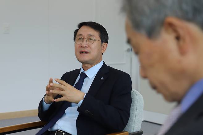 원로 칼럼니스트인 김수종 전 한국일보 주필과 대담 중인 김일환 제주대학교 총장 ⓒ제주의소리