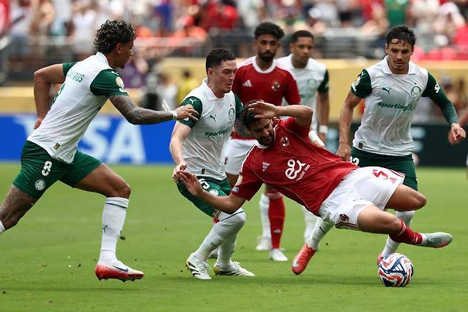 2025년 6월 19일(현지시간), 미국 뉴저지주 이스트 러더퍼드의 메트라이프 스타디움에서 열린 2025 FIFA 클럽 월드컵 A조 조별리그 경기에서, 브라질의 파우메이라스 리샤르지 히우스(등번호 8번, 콜롬비아)와 아니발 모레노(등번호 5번, 아르헨티나)가 이집트 알 아흘리의 모하메드 알리 벤 롬다네(등번호 5번, 튀니지)와 볼 다툼을 벌이고 있다.