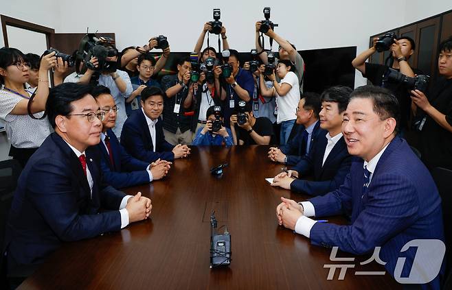 김병기 더불어민주당 대표 직무대행 겸 원내대표와 송언석 국민의힘 원내대표가 18일 오후 서울 여의도 국회에서 추경 및 원 구성 협상 관련 회동하고 있다. 왼쪽부터 시계방향으로 송 원내대표, 유상범 법사위 국민의힘 간사, 박상혁 수석대변인, 허영 원내정책수석부대표, 문진석 원내수석부대표, 김 원내대표. 2025.6.18/뉴스1 ⓒ News1 안은나 기자