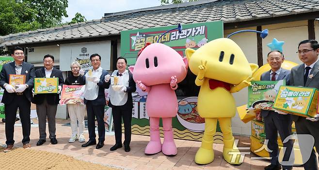 대전시가 ‘대전 꿈돌이 라면’을 공식 출시한 가운데 9일 대전 동구 꿈돌이네 라면가게에서 이장우 대전시장이 현판식을 마치고 퍼포먼스를 하고 있다. 2025.6.9/뉴스1 ⓒ News1 김기태 기자