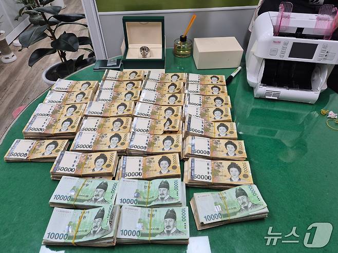 도박 자금을 세탁한 일당을 체포해 압수한 현금과 명품시계.(경북경찰청 제공 재판매 및 DB 금지)2025.6.23/뉴스1