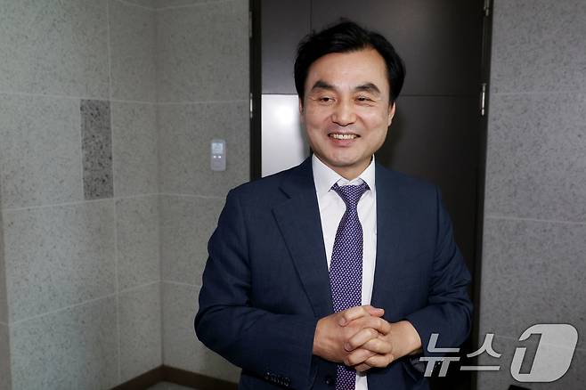 국방부 장관 후보자로 지명된 안규백 더불어민주당 의원이 23일 오후 서울 여의도 국회 의원회관 사무실을 잠시 나서고 있다. 2025.6.23/뉴스1 ⓒ News1 이광호 기자