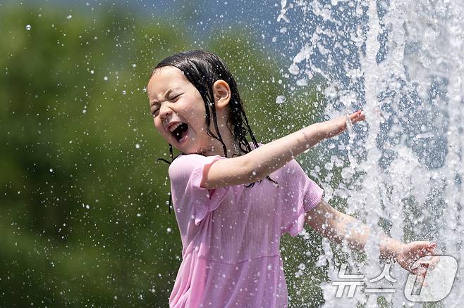 서울 낮 최고기온이 32도에 이르는 등 무더운 날씨가 예보된 23일 오후 서울 세종대로 광화문광장 바닥분수대를 찾은 어린이가 더위를 식히고 있다. 2025.6.23/뉴스1 ⓒ News1 이승배 기자