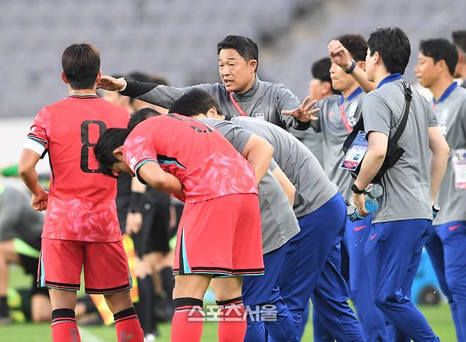 이민성 감독(가운데 위)이 5일 용인 미르스타디움에서 열린 하나은행초청 호주와의 친선경기에서 이승원(왼쪽)에게 이야기를 하고 있다. 박진업 기자 upandup@sportsseoul.com
