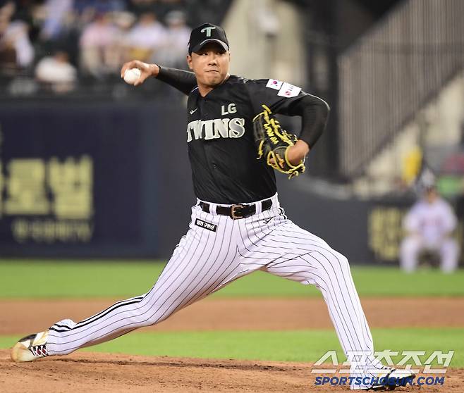 17일 잠실구장에서 열린 LG와 NC의 경기. 힘차게 투구하고 있는 LG 정우영. 잠실=송정헌 기자songs@sportschosun.com/2025.06.17/