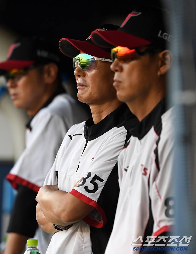 22일 잠실구장에서 열린 LG 트윈스와 두산 베어스의 경기. LG 염경엽 감독이 경기를 지켜보고 있다. 잠실=박재만 기자 pjm@sportschosun.com/2025.06.22/