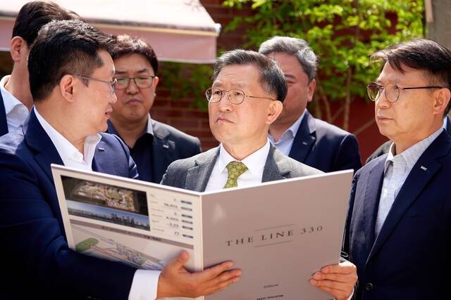 용산정비창 전면1구역 재개발 조합은 지난 22일 열린 시공사 선정 총회에서 조합원 총 437명 중 396명이 투표에 참여했고 이 중 250표를 얻은 HDC현대산업개발을 시공 파트너로 결정했다. 사진은 정경구 대표이사가 용산정비창 전면1구역 재개발 사업지 현장을 찾은 모습. /HDC현대산업개발