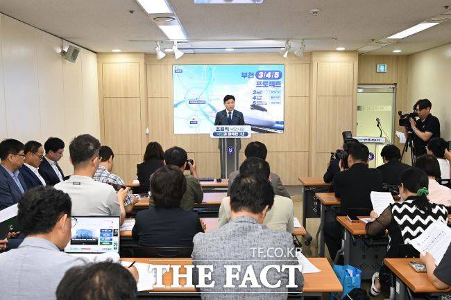 조용익 부천시장이 민선8기 3주년 기자회견에서 기자들과 응답하고 있다./부천시