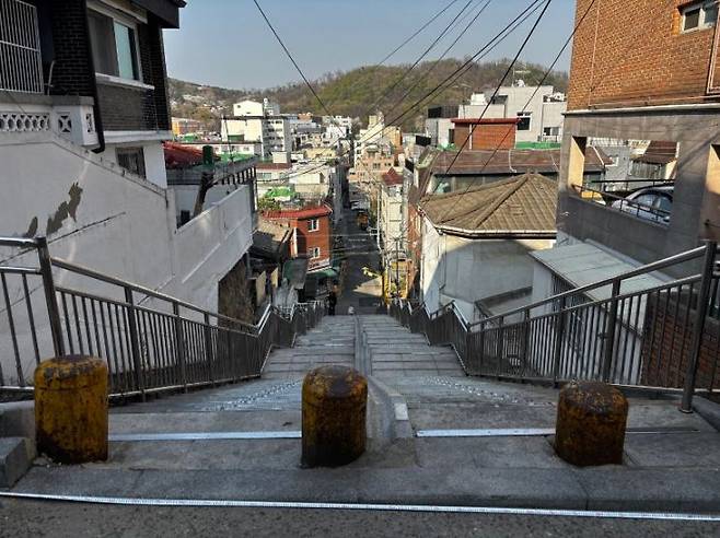 강서구 화곡동 곰달래로35길 일대 가파른 계단 모습. 강서구 제공.