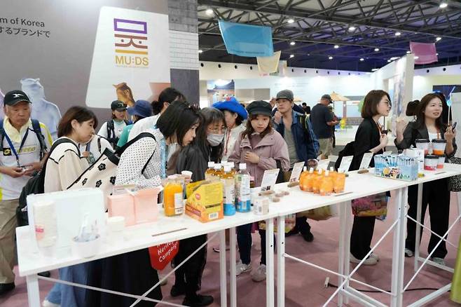 관람객들이 한국 우수상품전에서 한국 상품을 구경하고 있다. 사진=코트라