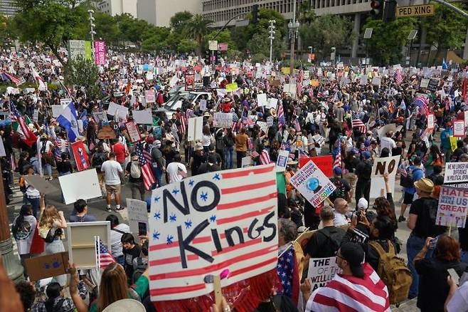 이민 단속과 도널드 트럼프 대통령의 정책에 반대하는 이들이 시위를 벌이고 있다. 로이터연합뉴스.