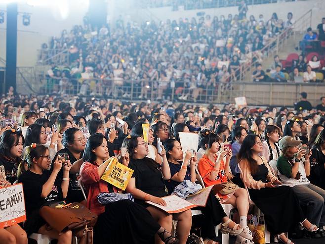 지난 18일 베트남 호찌민에서 열린 '2025 HLE 글로벌 팬페스트'에 참가한 베트남 현지 팬들. /한화생명