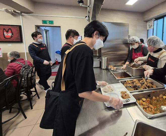 지난 3월 김예분 단장이 서울 후암동에서 급식 봉사를 하고 있는 모습./이랜드복지재단