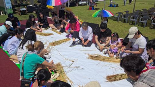 '충청권 농촌체험 페스티벌'에 참가한 관람객들이 짚풀공에 체험을 하고 있다. 충남도 제공.
