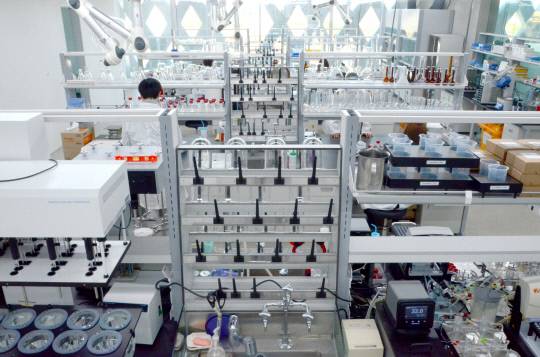 신신제약 마곡연구개발센터에서 직원들이 연구개발에 전념하고 있는 모습. 신신제약 제공