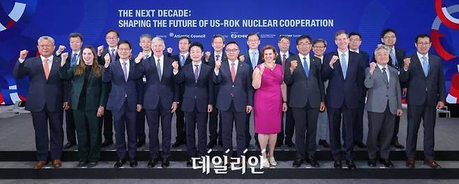 23~25일 경주 힐튼호텔에서 열리는 국제콘퍼런스 'The Next Decade: Shaping the Future of US-ROK Nuclear Energy Cooperation'에서 참석자들이 기념촬영을 하고 있다.ⓒ한국수력원자력