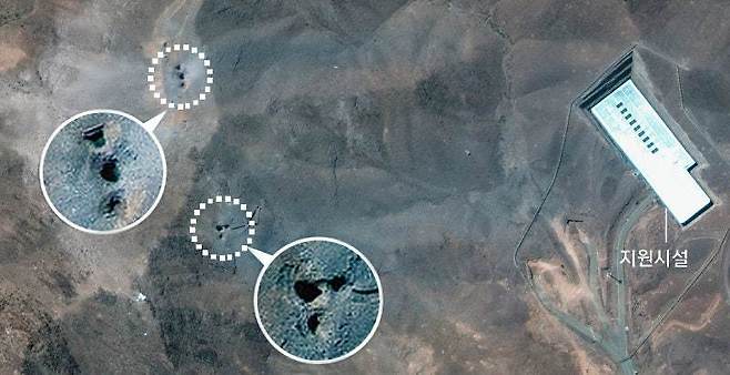 2일(현지 시간) 이란 포르도 핵시설을 위성으로 촬영한 모습. 하루 전 미국의 공습으로 거대한 구멍 6개가 생겼음을 확인할 수 있다. 포르도=AP 뉴시스