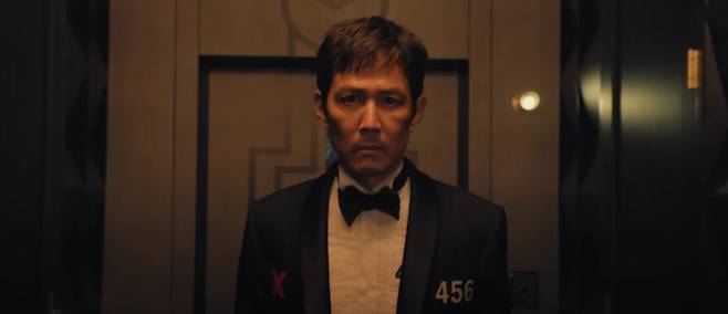 14일 공개된 ‘오징어 게임’ 시즌3 최종 예고편에 등장한 ‘황금 가면’의 모습. 넷플릭스 제공