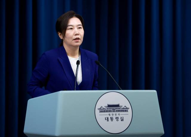 강유정 대통령실 대변인이 23일 서울 용산 대통령실 청사에서 이재명 대통령과 안와르 이브라힘 말레이시아 총리 간 통화 관련 브리핑을 하고 있다. 연합뉴스.
