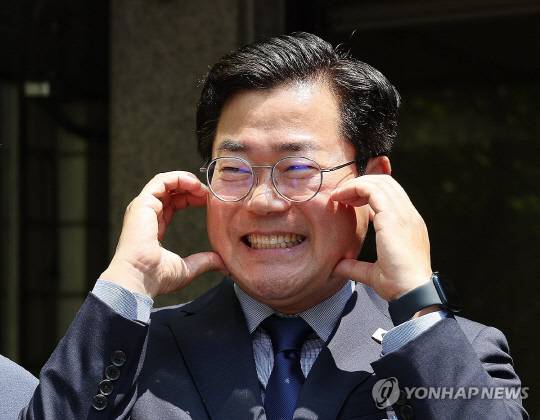 더불어민주당 박찬대 의원이 23일 서울 여의도 중앙당사에서 당대표 선거 출마를 선언한 뒤 포즈를 취하고 있다. 연합뉴스