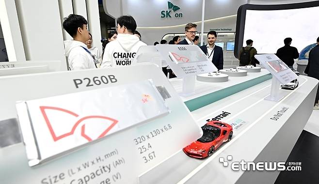 국내 최대 배터리 전시회 '인터배터리 2024'가 산업통상자원부 주최로 지난 3월 서울 강남구 코엑스에서 열렸다. 참관객이 SK온의 기존 대비 에너지 밀도를 9% 높인 어드밴스드 SF 배터리를 살펴보고 있다. 이동근기자 foto@etnews.com