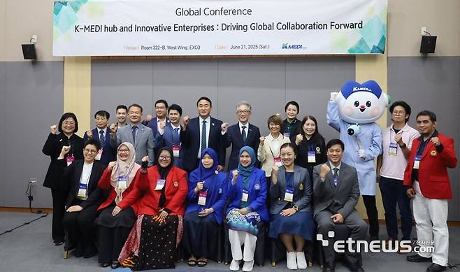 글로벌 컨퍼런스 주요 참가자들이 기념촬영하고 있다.